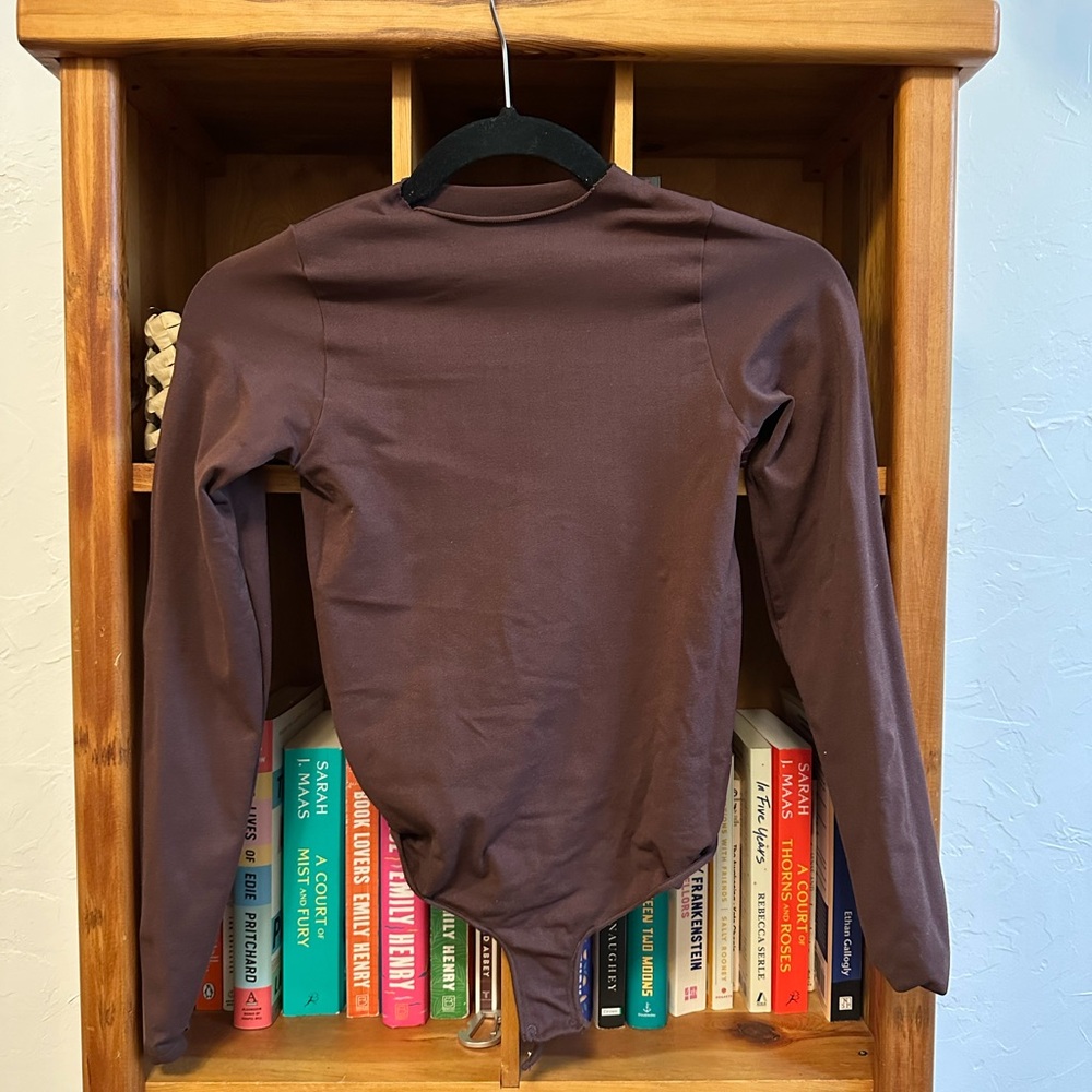 SKIMS Essential Crew Neck Long Sleeve Bodysuit — Cocoa S/M